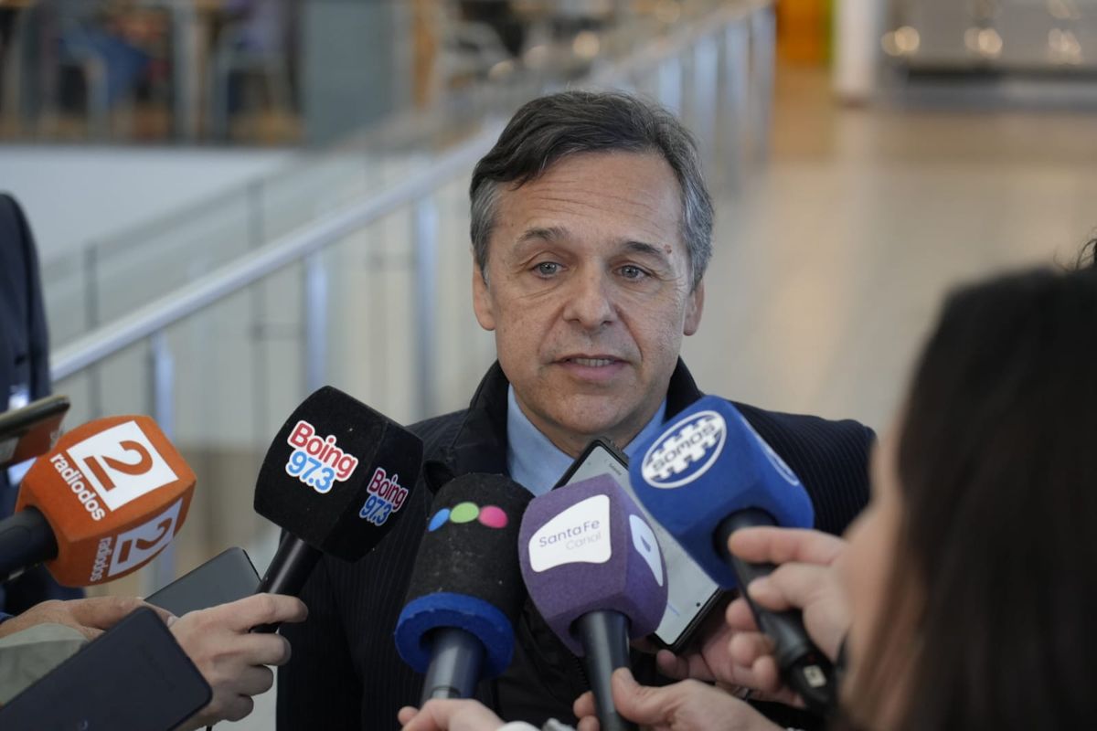 El ministro de Transporte, Diego Giuliano y el presidente del aeropuerto de Rosario, Eduardo Romagnoli, estuvieron presentes en el bautismo del primer vuelo que reactivó las conexiones directas entre Rosario y Córdoba.