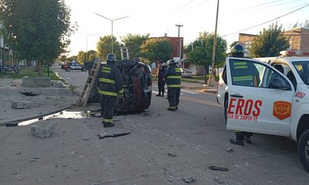 Por causas que son investigadas, un auto volcó en Berutti y Pallares de la ciudad de Santa Fe. Por causas que son investigadas, un auto volcó en Berutti y Pallares de la ciudad de Santa Fe.