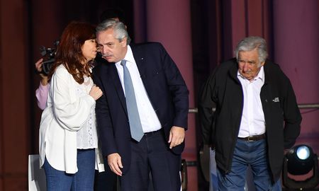 Mujica pidió que el Gobierno encuentre los términos para acordar frente a la avanzada de la derecha con las elecciones presidenciales venideras. Mujica pidió que el Gobierno encuentre los términos para acordar frente a la avanzada de la derecha con las elecciones presidenciales venideras.