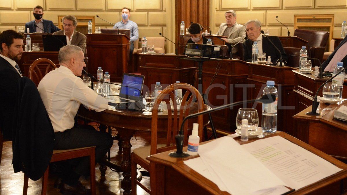 Horas antes del desarrollo de la sesión conjunta, Marcelo Sain había solicitado a la comisión de Acuerdos la suspensión de la misma. El pedido estaba basado en el fallo de la sala 3 de la Cámara de Apelación Laboral de Rosario.