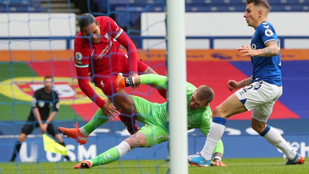 Jordan Pickford chocó con Virgil Van Dijk y el defensor neerlandés sufrió la rotura ligamentos cruzados de su rodilla derecha.