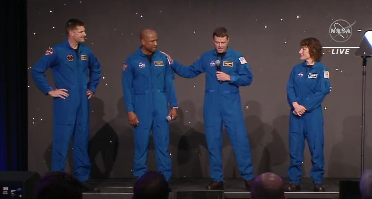 Reid Wiseman le coloca el brazo en el hombro a Víctor Glover.