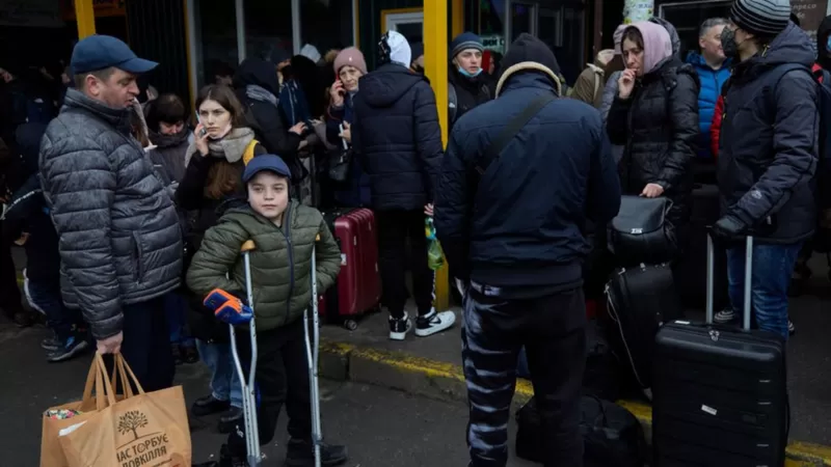 Con apenas algunas pertenencias, muchos esperan en la estación de autobús de Kiev para poder marcharse.- GETTY IMAGES