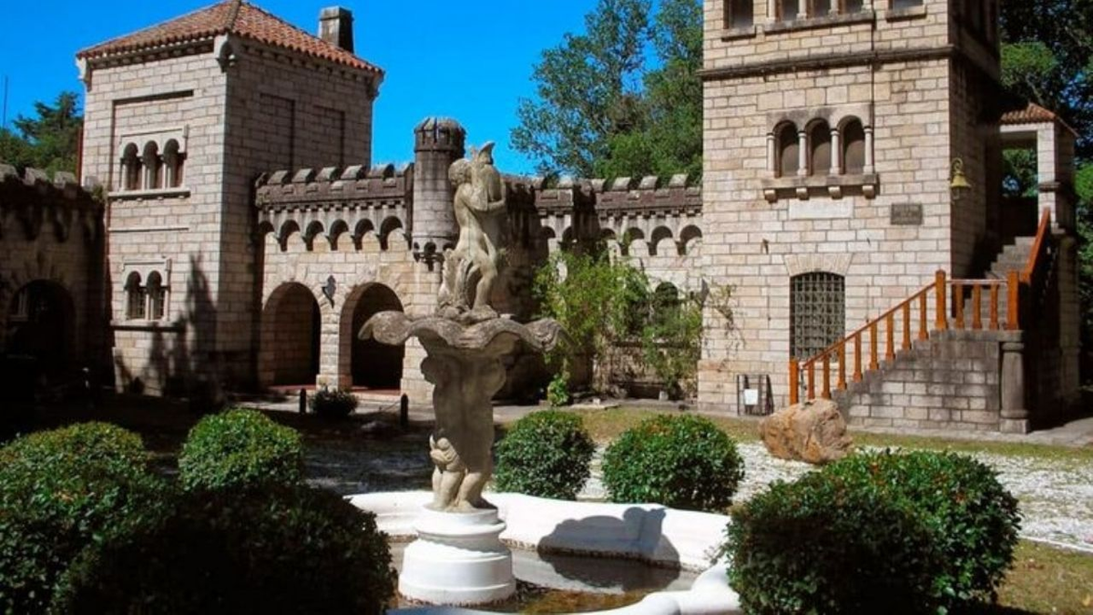 Castillo San Roque se encuentra en lo alto de la localidad y ofrece una gran vista. Castillo San Roque se encuentra en lo alto de la localidad y ofrece una gran vista.