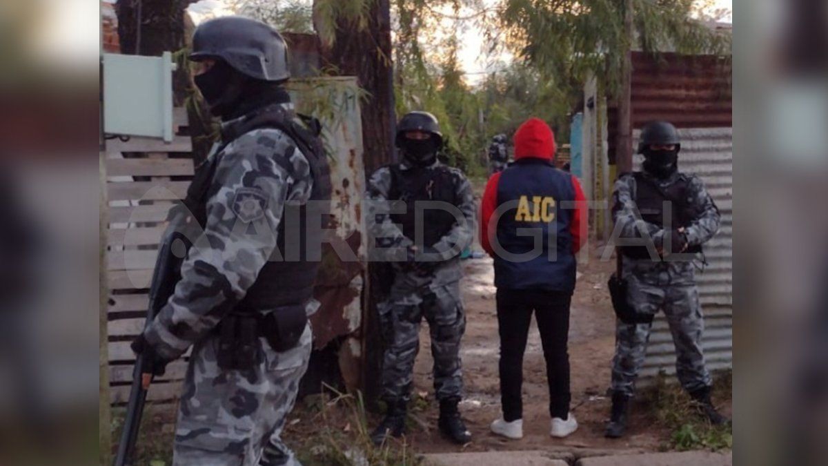 Los investigadores junto a fuerzas de irrupción durante el allanamiento.&nbsp;