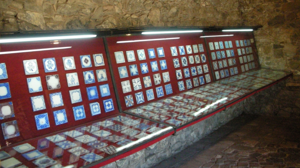 Dentro de Colonia se encuentra un llamativo museo, el Museo del Azulejo, que cuenta con miles de azulejos de exposición. Dentro de Colonia se encuentra un llamativo museo, el Museo del Azulejo, que cuenta con miles de azulejos de exposición.