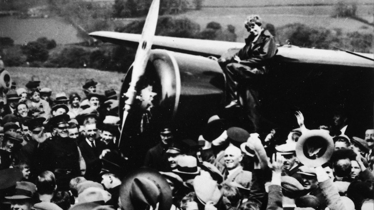 El 21 de mayo de 1932, Amelia se convirtió en la primera mujer (y la segunda persona después de Charles Lindbergh) en volar sola a través del océano Atlántico. Despegó a las 19.12 (local) del 20 de mayo desde Terranova, Canadá, a bordo de un Lockheed Vega 5B de 600 HP y, 14 horas y 56 minutos después, aterrizó en un pastizal de Culmore, cerca de Londonderry, Irlanda del Norte. El 21 de mayo de 1932, Amelia se convirtió en la primera mujer (y la segunda persona después de Charles Lindbergh) en volar sola a través del océano Atlántico. Despegó a las 19.12 (local) del 20 de mayo desde Terranova, Canadá, a bordo de un Lockheed Vega 5B de 600 HP y, 14 horas y 56 minutos después, aterrizó en un pastizal de Culmore, cerca de Londonderry, Irlanda del Norte.