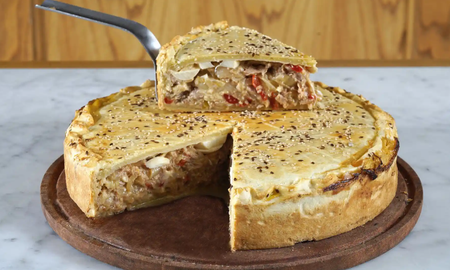 Una de las alternativas más elegidas es la tarta de atún, un clásico que se adapta tanto al almuerzo como a la cena. Una de las alternativas más elegidas es la tarta de atún, un clásico que se adapta tanto al almuerzo como a la cena.