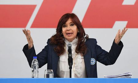 La vicepresidenta Cristina Fernández de Kirchner criticó severamente hoy a la Corte Suprema de Justicia de la Nación. La vicepresidenta Cristina Fernández de Kirchner criticó severamente hoy a la Corte Suprema de Justicia de la Nación.