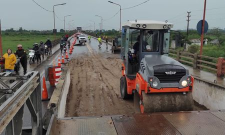 Operarios y maquinaria en plena labor sobre el puente Bailey, un proyecto crucial para Santa Fe y Santo Tomé, ahora enfrentan el reto adicional de las inclemencias del tiempo.