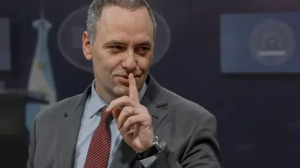 La investigación por enriquecimiento ilícito del jefe de Gabinete, Manuel Adorni, continúa revelando nuevos desembolsos que no coinciden con sus ingresos: en estas últimas horas se conoció que su patrimonio acumula, entre gastos y deudas, más de 800.000 dólares.