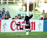 Goycochea salvó a Maradona. Tapó dos penales para la clasificación argentina a las semifinales de la Copa del Mundo de Italia 90. Goycochea salvó a Maradona. Tapó dos penales para la clasificación argentina a las semifinales de la Copa del Mundo de Italia 90.