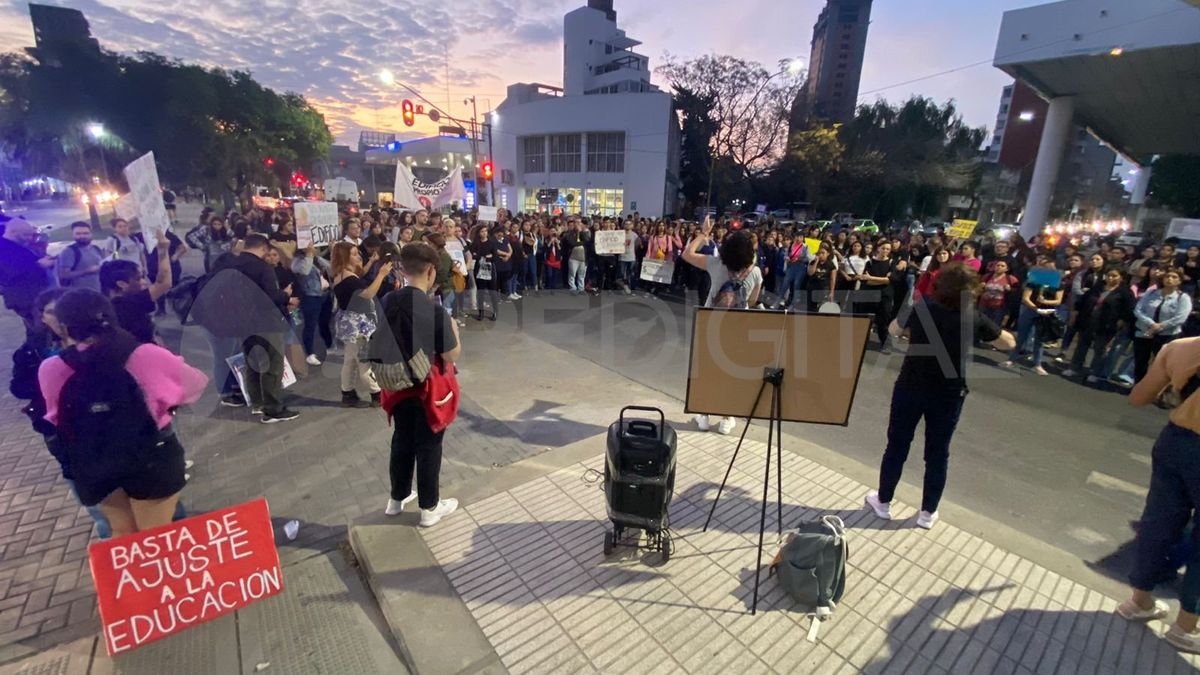 Los estudiantes y docentes del Instituto Almirante Brown volvieron a pedir por el edificio propio. Los estudiantes y docentes del Instituto Almirante Brown volvieron a pedir por el edificio propio.