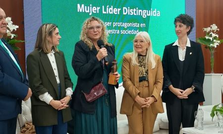 Silvia Pita Klingler, directora y gerenta general del multimedios AIRE de Santa Fe, fue galardonada como Mujer Líder Distinguida. Silvia Pita Klingler, directora y gerenta general del multimedios AIRE de Santa Fe, fue galardonada como Mujer Líder Distinguida.