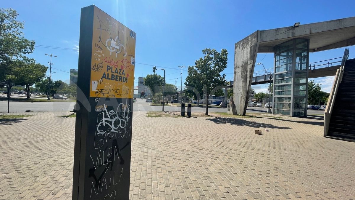 El espacio verde ubicado sobre calle Rivadavia al 2400 luce desmejorado por los reiterados hechos de vandalismo.