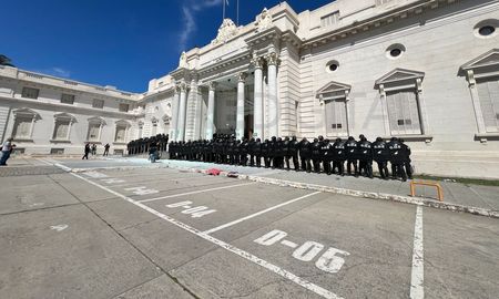 La votación de la reforma jubilatoria por parte de la Cámara de Diputados de Santa Fe se concretó en medio de serios incidentes en la explanada de la Legislatura. La votación de la reforma jubilatoria por parte de la Cámara de Diputados de Santa Fe se concretó en medio de serios incidentes en la explanada de la Legislatura.