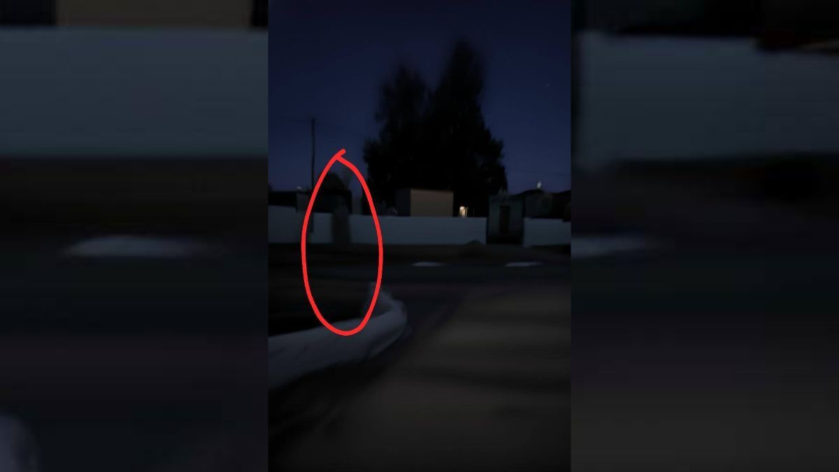 Vecinos afirman que la silueta vestida de blanco aparece al caer la noche entre los mausoleos. Vecinos afirman que la silueta vestida de blanco aparece al caer la noche entre los mausoleos.