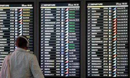 Un hombre mira un tablero de información de vuelos en la zona de salida del Aeropuerto Internacional Vnukovo en Moscú. Un hombre mira un tablero de información de vuelos en la zona de salida del Aeropuerto Internacional Vnukovo en Moscú.
