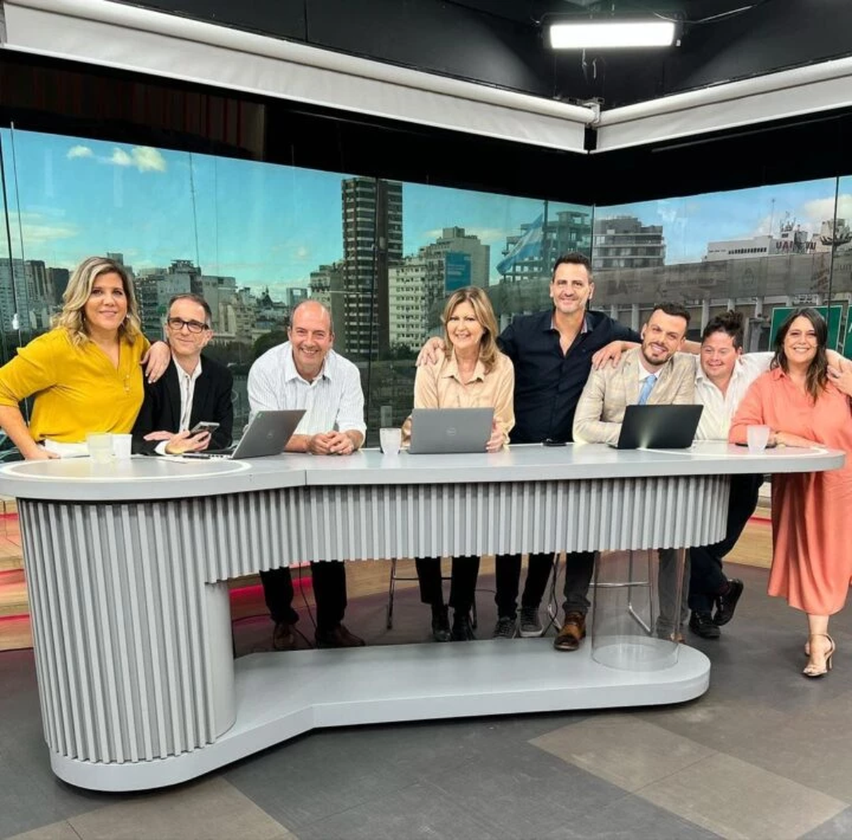El equipo de Nuestra Tarde junto a Gusa, el hermano de Dominique Metzger. (Foto: Redes Sociales)