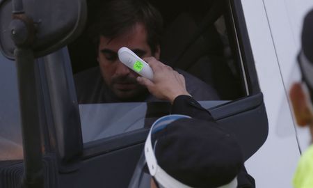 Los controles en los límites provinciales son más rigurosos. Los controles en los límites provinciales son más rigurosos.