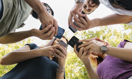 Aire de Santa Fe | amigos jóvenes usando celular celulares.jpg
