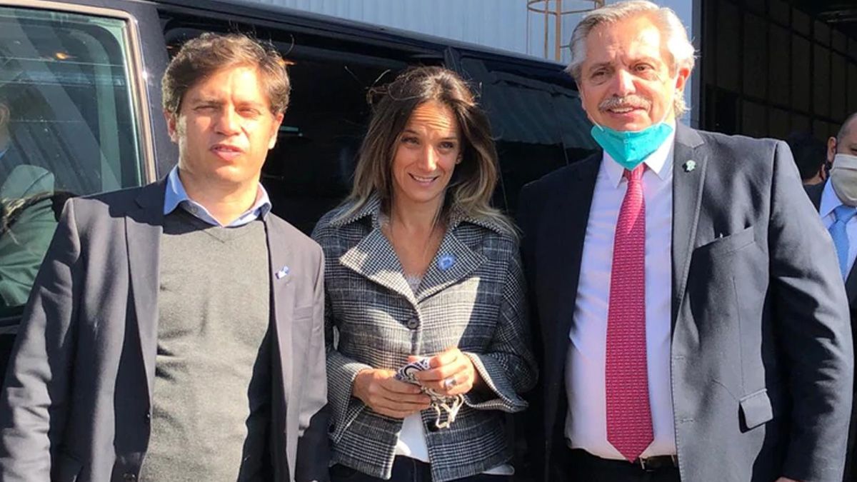 El presidente Alberto Fern&aacute;ndez junto a la titular de AySA