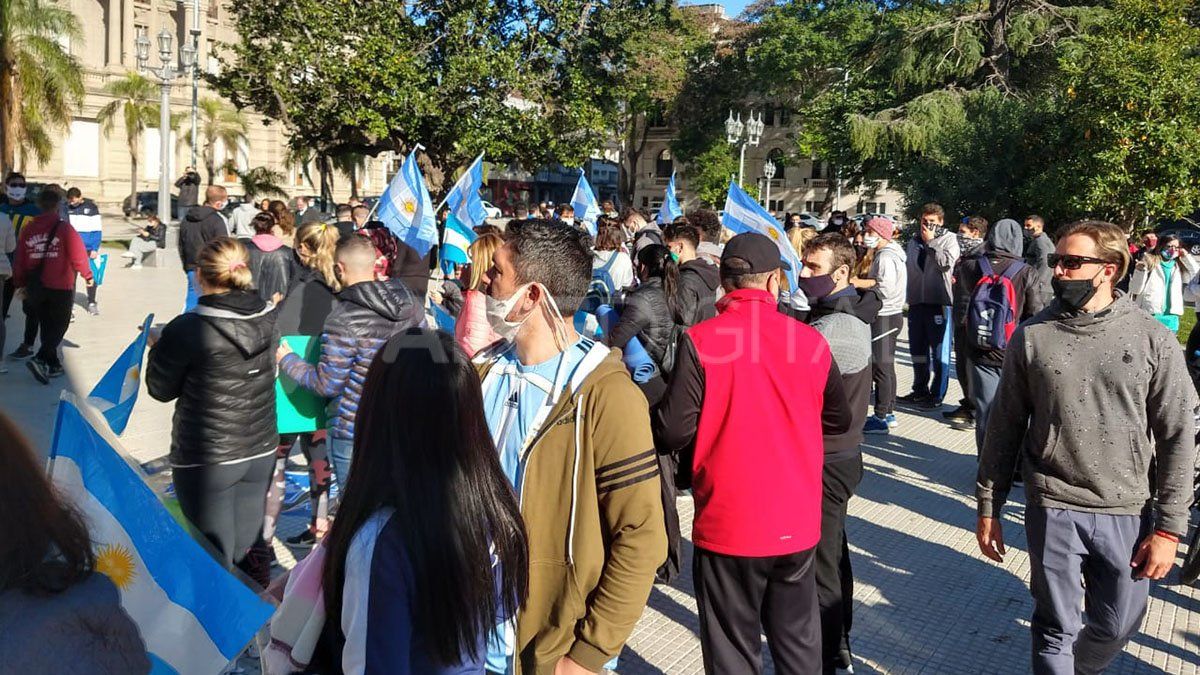 Decenas de propietarios y deportistas se reunieron en la Plaza 25 de Mayo para pedir por la apertura de sus rubros.