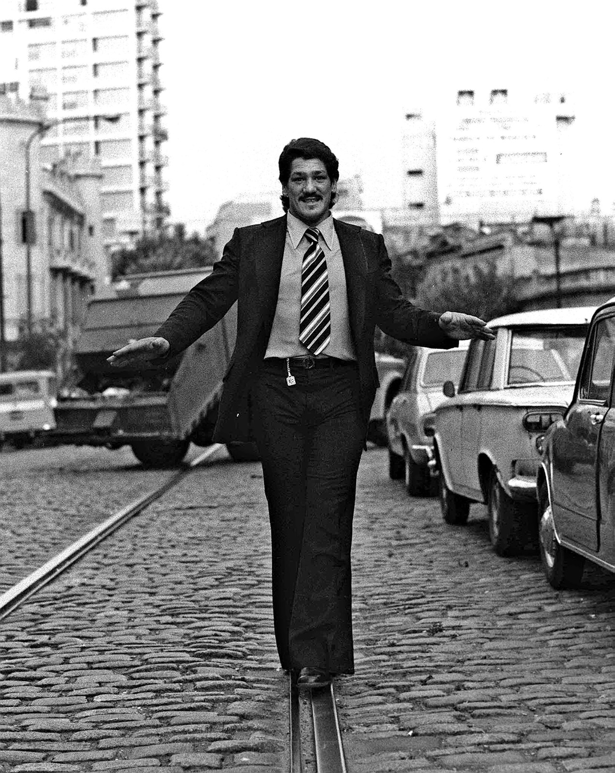 Bonavena no solo fue boxeador, sino que también fue un showman: actuó en el teatro de revistas junto a Zulma Faiad; protagonizó publicidades televisivas, medio en el que era permanentemente invitado a distintos programas; grabó el tema Pío Pío (con el que vendió 40.000 placas), y hasta actuó en tres películas. Bonavena no solo fue boxeador, sino que también fue un showman: actuó en el teatro de revistas junto a Zulma Faiad; protagonizó publicidades televisivas, medio en el que era permanentemente invitado a distintos programas; grabó el tema Pío Pío (con el que vendió 40.000 placas), y hasta actuó en tres películas.