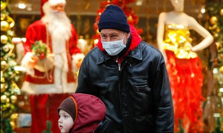 España se prepara para las fiestas de fin de año, con estrictas restricciones. España se prepara para las fiestas de fin de año, con estrictas restricciones.