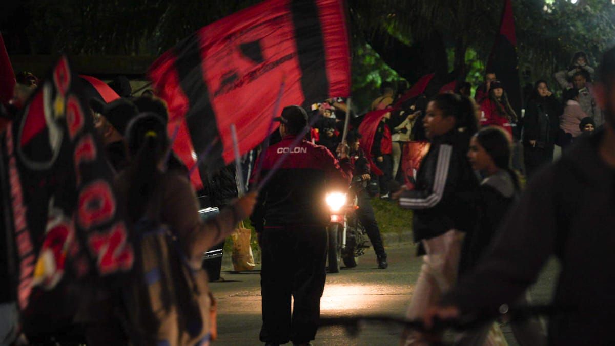 Colón cumple 121 años: las mejores fotos de la caravana y los festejos de los hinchas sabaleros. Colón cumple 121 años: las mejores fotos de la caravana y los festejos de los hinchas sabaleros.