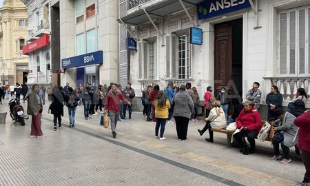 Largas colas se observaban este lunes por la mañana en la sede de Anses de calle San Martín. Largas colas se observaban este lunes por la mañana en la sede de Anses de calle San Martín.