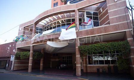 En la ciudad de Santa Fe, el reclamo utilizando sábanas blancas, pudo verse en numerosos edificios hoteleros. En la ciudad de Santa Fe, el reclamo utilizando sábanas blancas, pudo verse en numerosos edificios hoteleros.