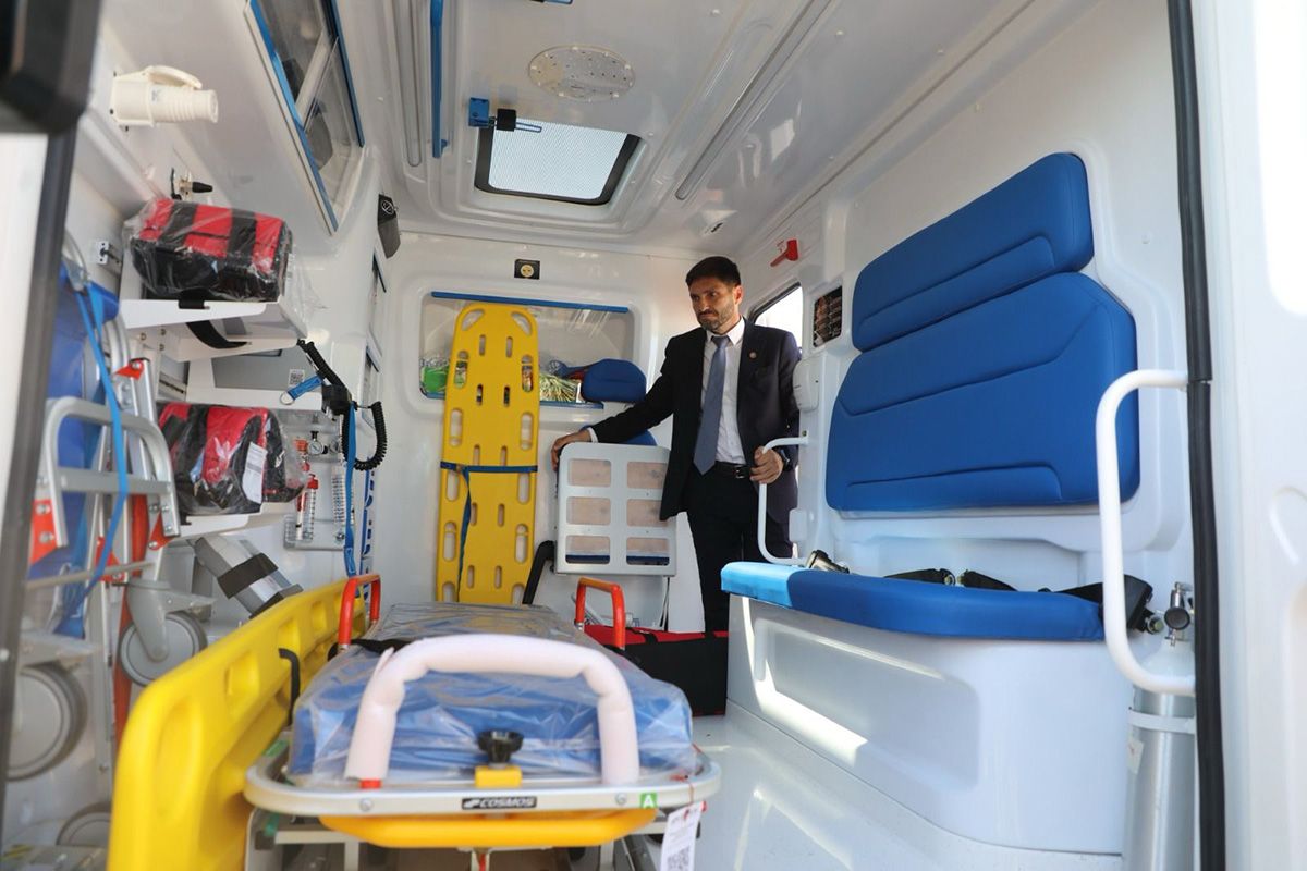 Las características y equipamiento de los móviles se planificaron contemplando la incorporación de ambulancias de alta y baja complejidad, para traslado de pacientes; y minibús para pacientes ambulatorios. Las características y equipamiento de los móviles se planificaron contemplando la incorporación de ambulancias de alta y baja complejidad, para traslado de pacientes; y minibús para pacientes ambulatorios.
