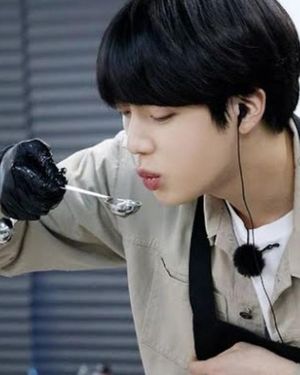 Jin convirtió al mulhoe en uno de los platos coreanos más buscados entre los fans de BTS. Jin convirtió al mulhoe en uno de los platos coreanos más buscados entre los fans de BTS.