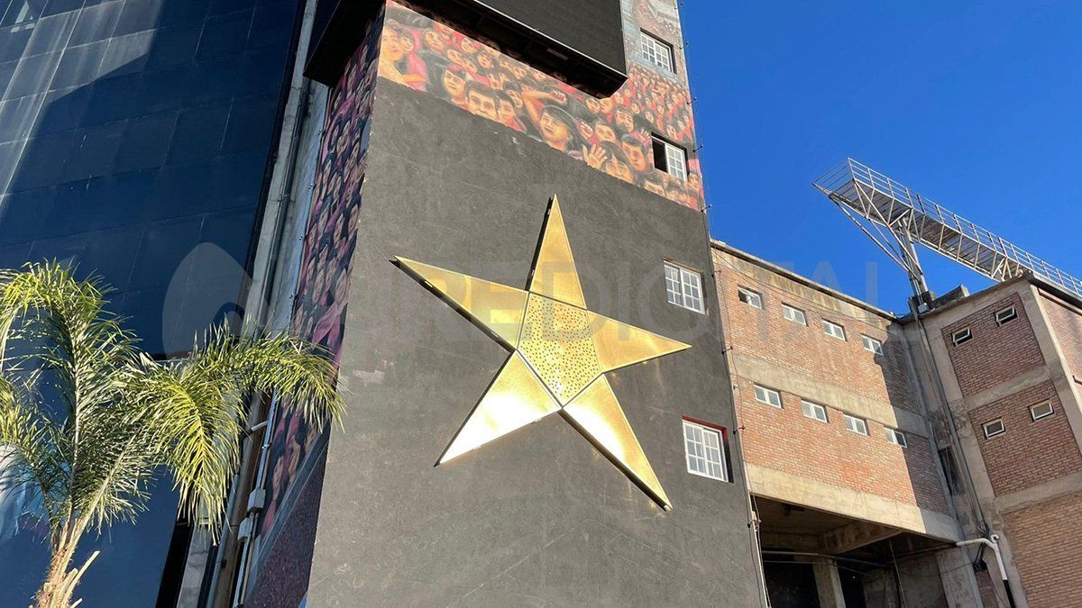 En el lugar se puede observar un fondo totalmente negro