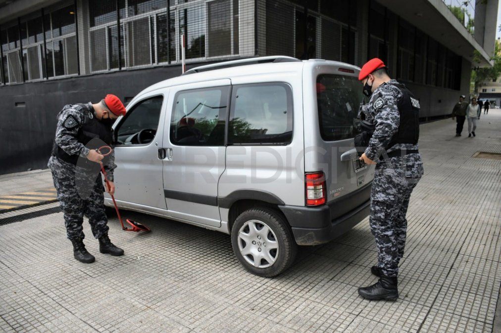 Efectivos de Gendarmería revisaron los vehículos presentes en el lugar para descartar la presencia de explosivos.