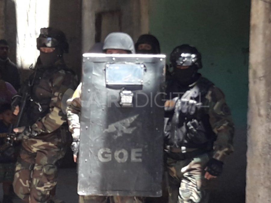 Los allanamientos se desarrollaron en dos departamentos de los monoblocks del barrio Acería de Santa Fe. 