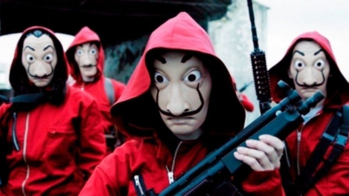 Dos ladrones ingresaron a robar al corralón de Melincué disfrazados con máscaras de la Casa de Papel.