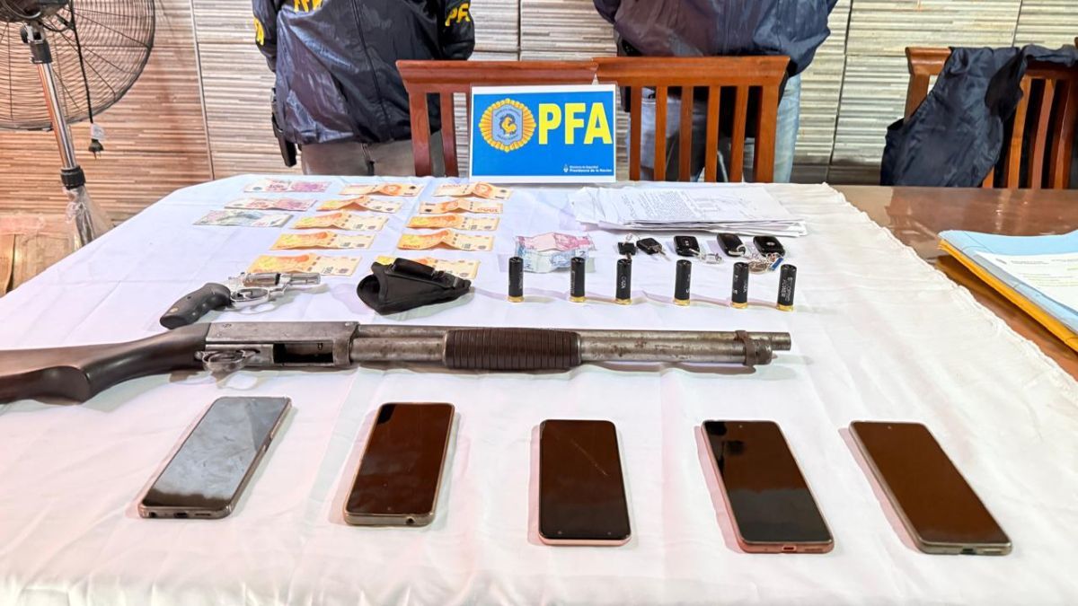 Se secuestraron celulares, armas de fuego, drogas y dinero en efectivo. Se secuestraron celulares, armas de fuego, drogas y dinero en efectivo.