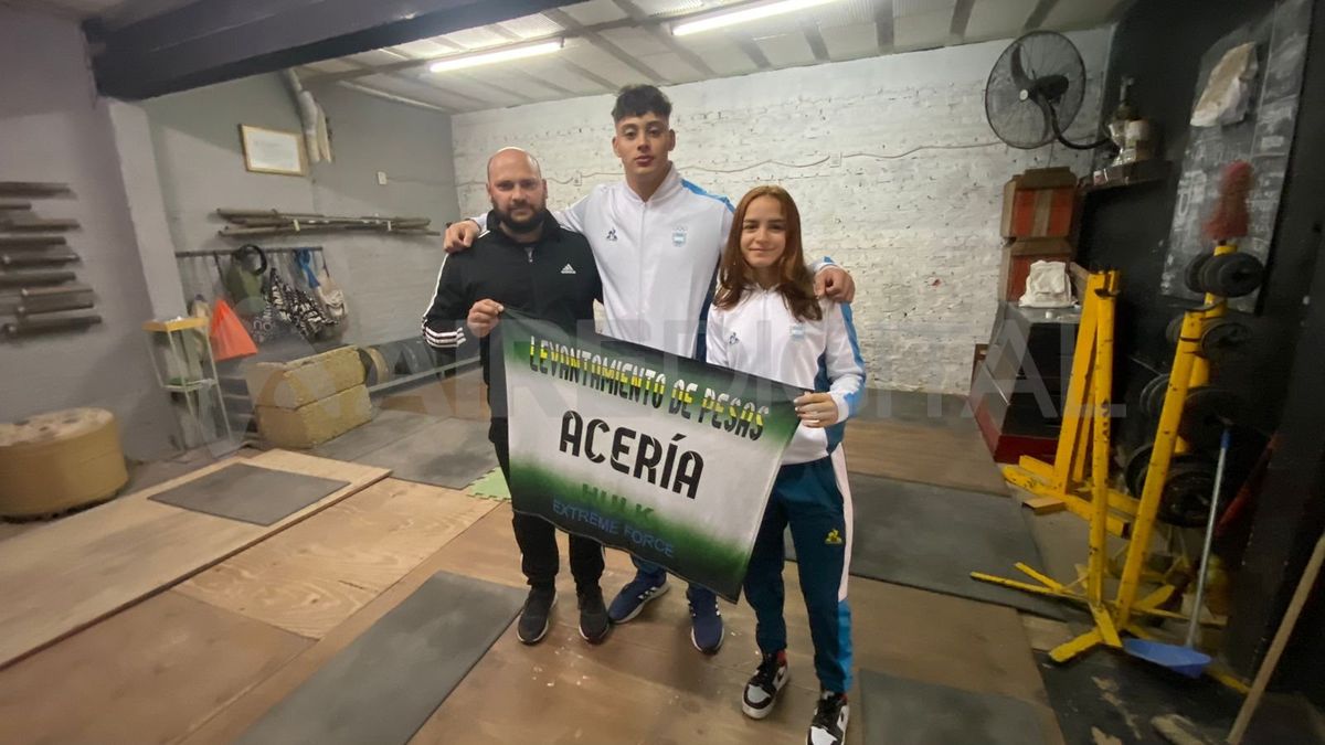 Los jóvenes entrenan cada día bajo la atenta mirada del profesor Bruno Beatini en la escuela de pesas Los jóvenes entrenan cada día bajo la atenta mirada del profesor Bruno Beatini en la escuela de pesas