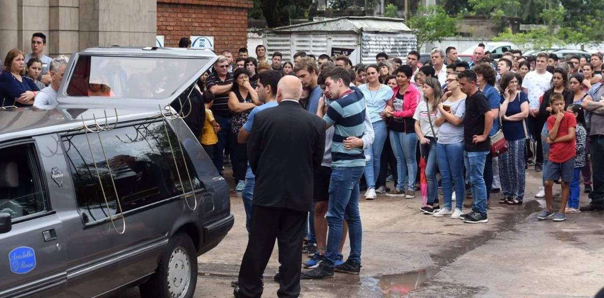 Cientos de personas participaron del entierro de Agustina Imvinkelried en Esperanza.
