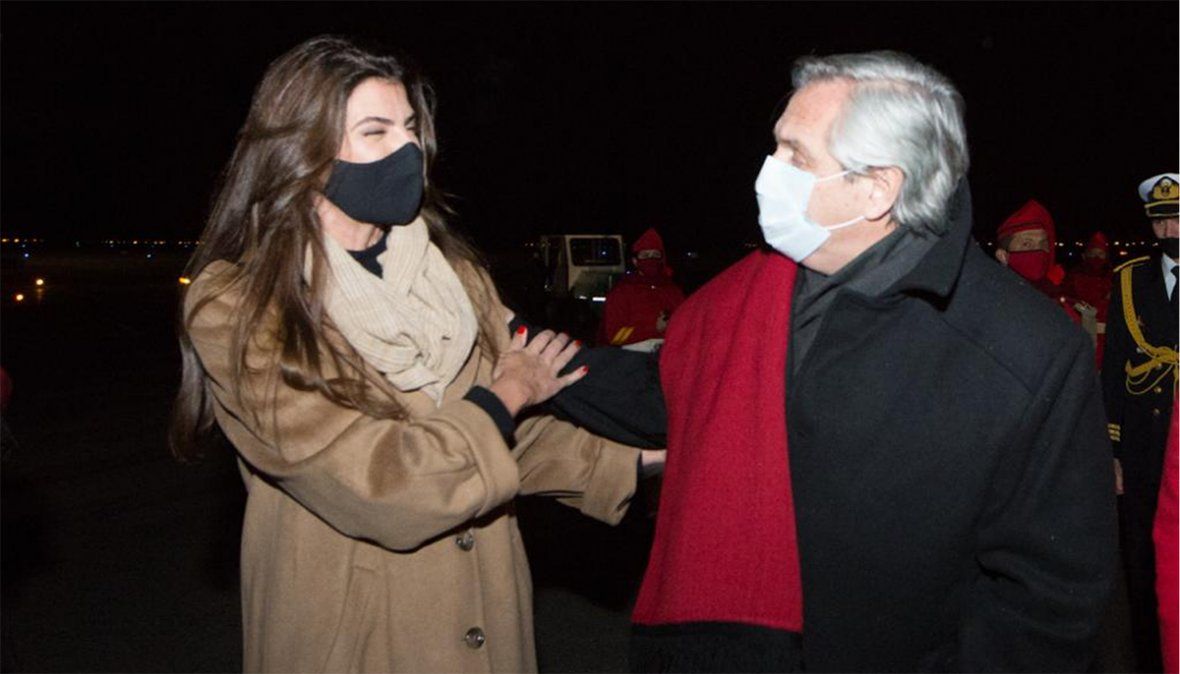 El gobernador Gustavo Sáenz y la intendenta Bettina Romero esperaron al mandatario nacional en el aeropuerto Martín Miguel de Güemes.