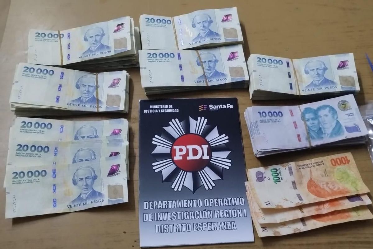 En un procedimiento realizado en el microcentro de Santa Fe, la PDI secuestró un vehículo y más de 10.000.000 de pesos. En un procedimiento realizado en el microcentro de Santa Fe, la PDI secuestró un vehículo y más de 10.000.000 de pesos.