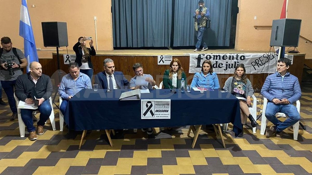 Los diputados y diputadas que participaron del encuentro con dirigentes vecinalistas de la ciudad de Santa Fe, realizado este miércoles por la tarde en la sede de la Vecinal Fomento 9 de Julio.