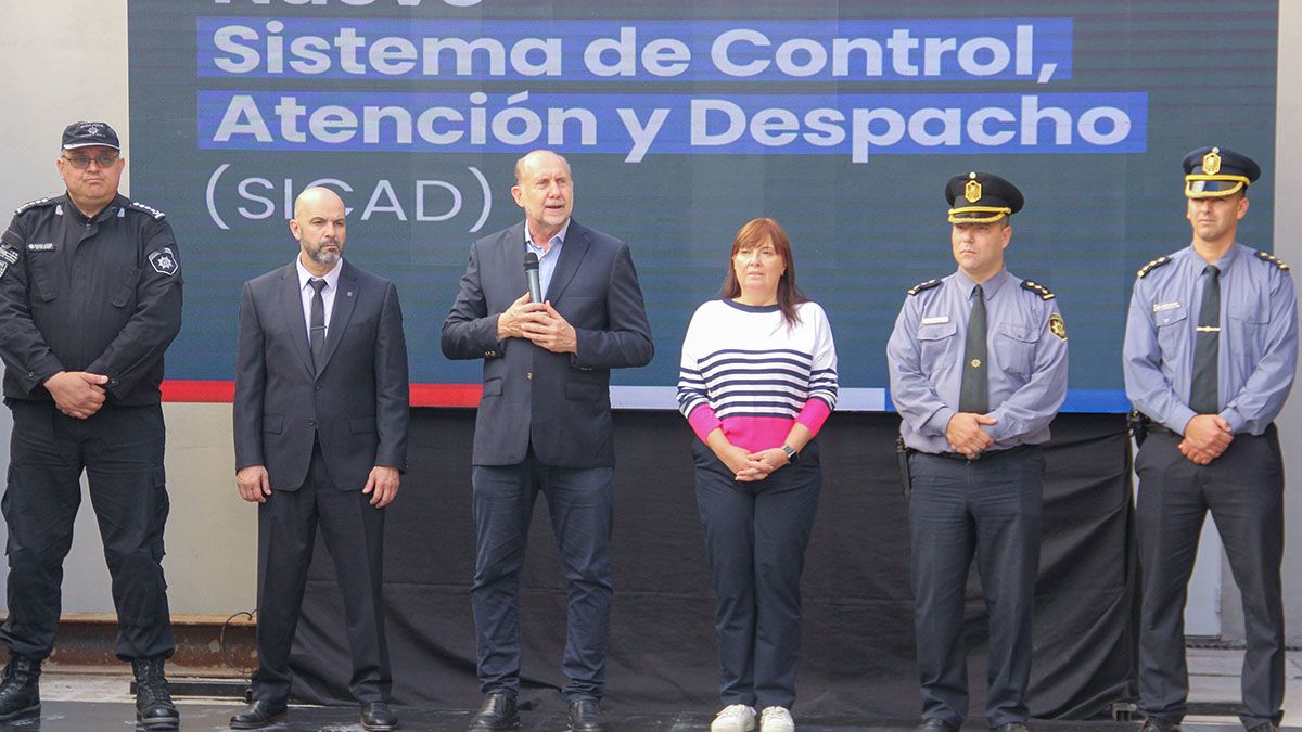 Del acto participaron también los ministros de Seguridad, Claudio Brilloni; y de Gobierno, Justicia y Derechos Humanos, Celia Arena; el director general de la Central 911, Carlos Portis y el secretario de Prácticas Sociocomunitarias, Ignacio Martínez Kerz. Del acto participaron también los ministros de Seguridad, Claudio Brilloni; y de Gobierno, Justicia y Derechos Humanos, Celia Arena; el director general de la Central 911, Carlos Portis y el secretario de Prácticas Sociocomunitarias, Ignacio Martínez Kerz.