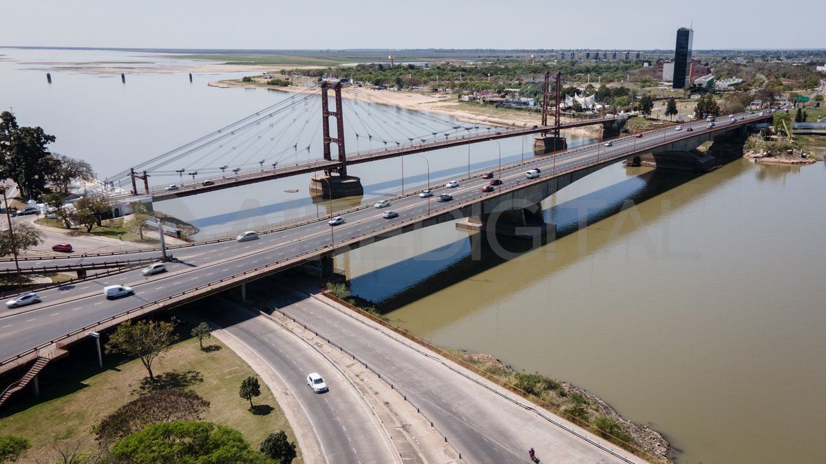 El viaducto Oroño mide 460 metros de largo pero solo recorre 330 sobre el cauce de la Laguna Setúbal.&nbsp;