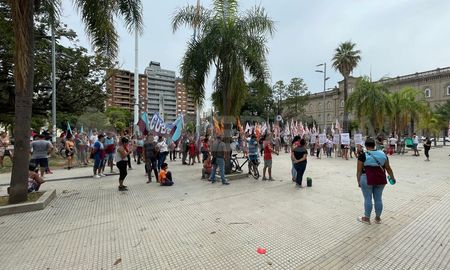 Organizaciones sociales de Santa Fe marcharon por las 160.000 bajas del programa Potenciar Trabajo en todo el país. Organizaciones sociales de Santa Fe marcharon por las 160.000 bajas del programa Potenciar Trabajo en todo el país.