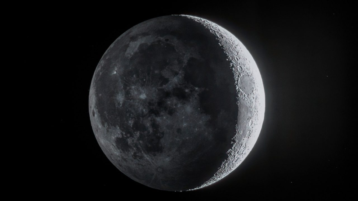 Científicos confirman qué hay en el interior de la Luna