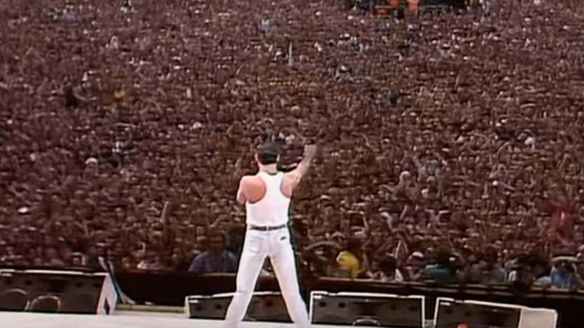 La icónica imagen de Freddie Mercury tomada durante el set de Queen en el Live Aid. 
