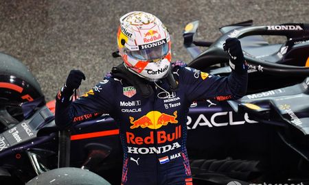 El neerlandés Max Verstappen logró la pole en Abu Dabi y mañana irá por su primer título en la categoría. El neerlandés Max Verstappen logró la pole en Abu Dabi y mañana irá por su primer título en la categoría.